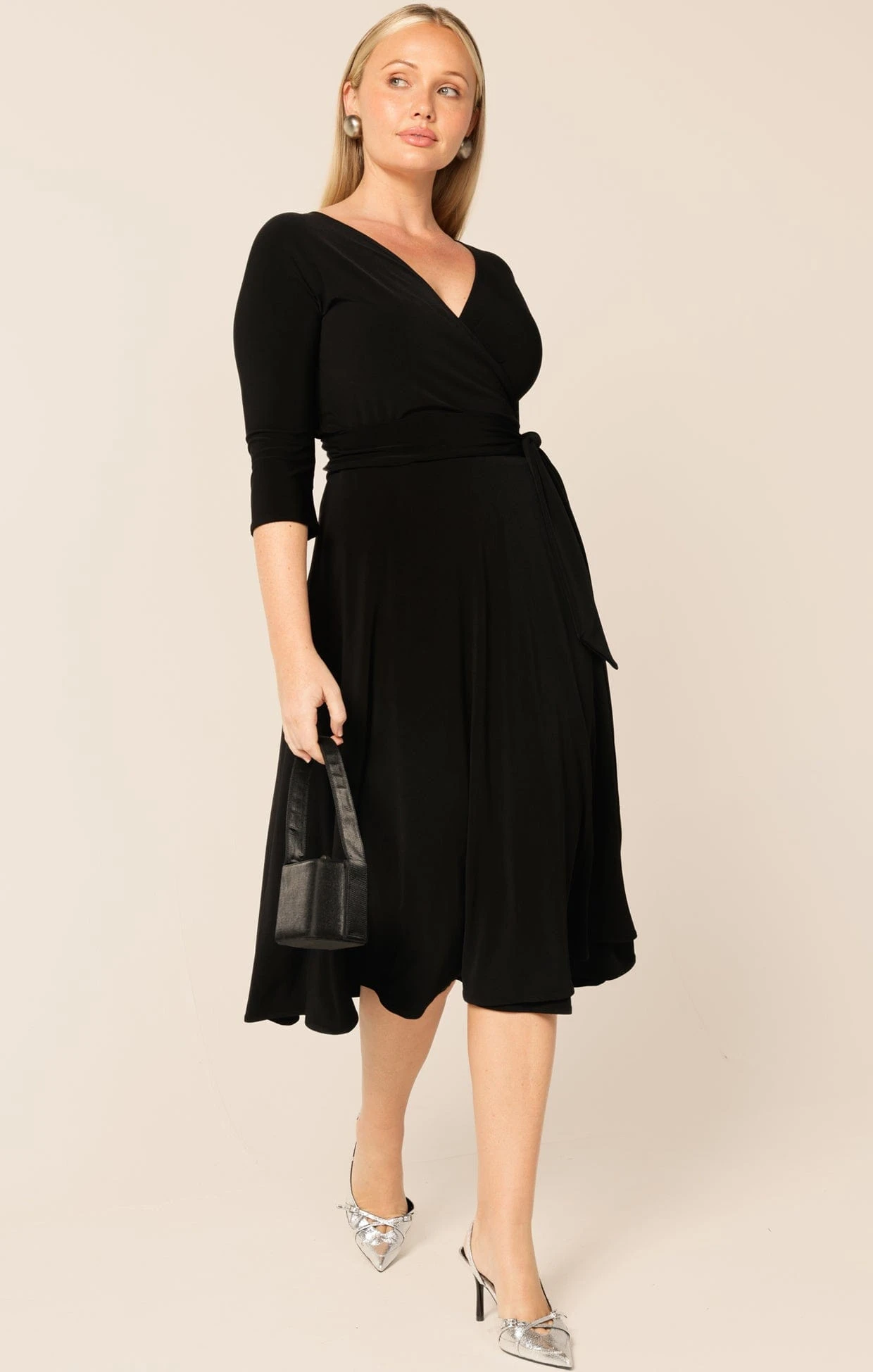 3/4 SLEEVE REVERSE WRAP MIDI DRESS IN BLACK 4 3/4 SLEEVE REVERSE WRAP MIDI DRESS IN BLACK - Image 2
