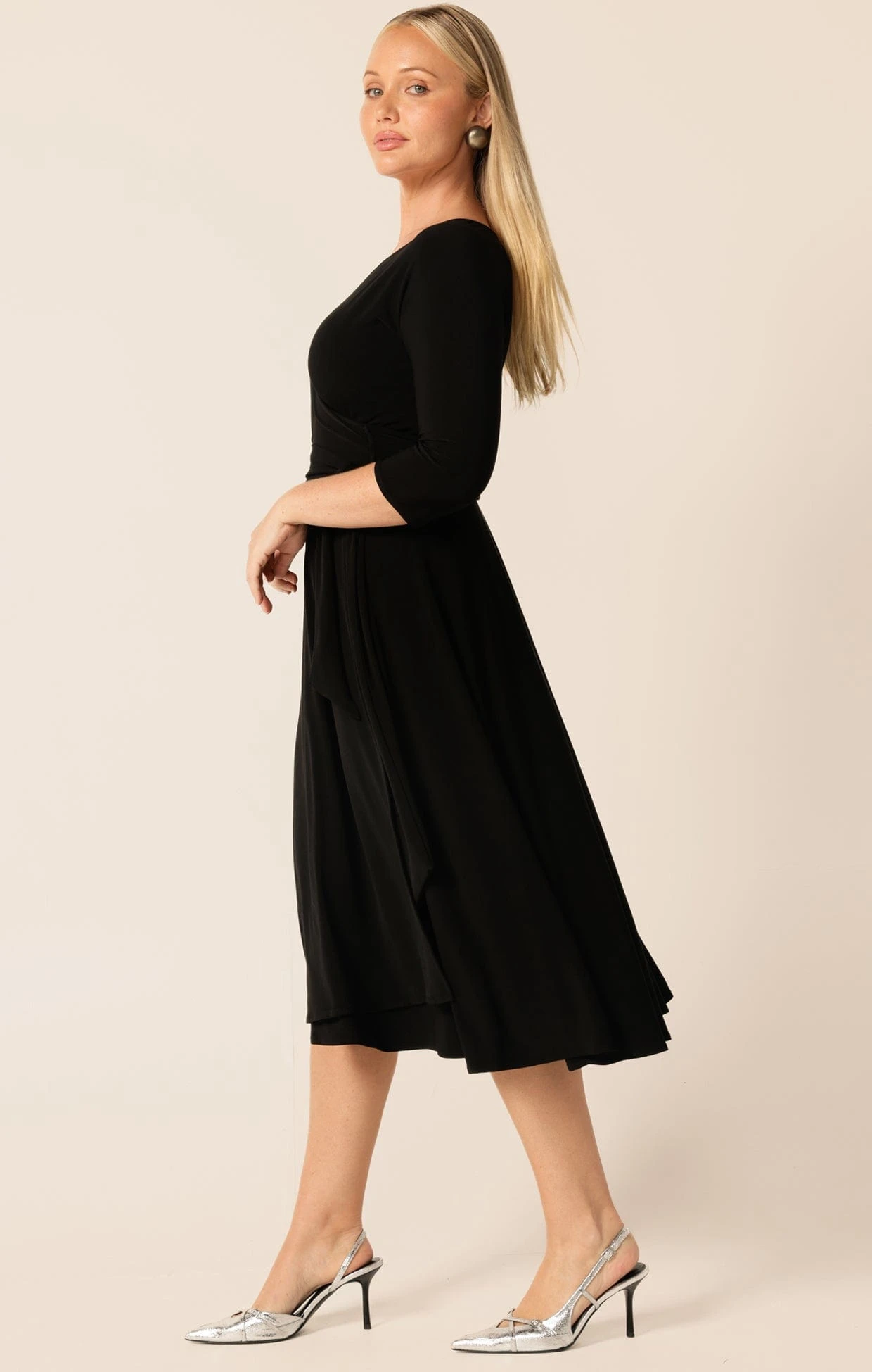3/4 SLEEVE REVERSE WRAP MIDI DRESS IN BLACK 8 3/4 SLEEVE REVERSE WRAP MIDI DRESS IN BLACK - Image 6