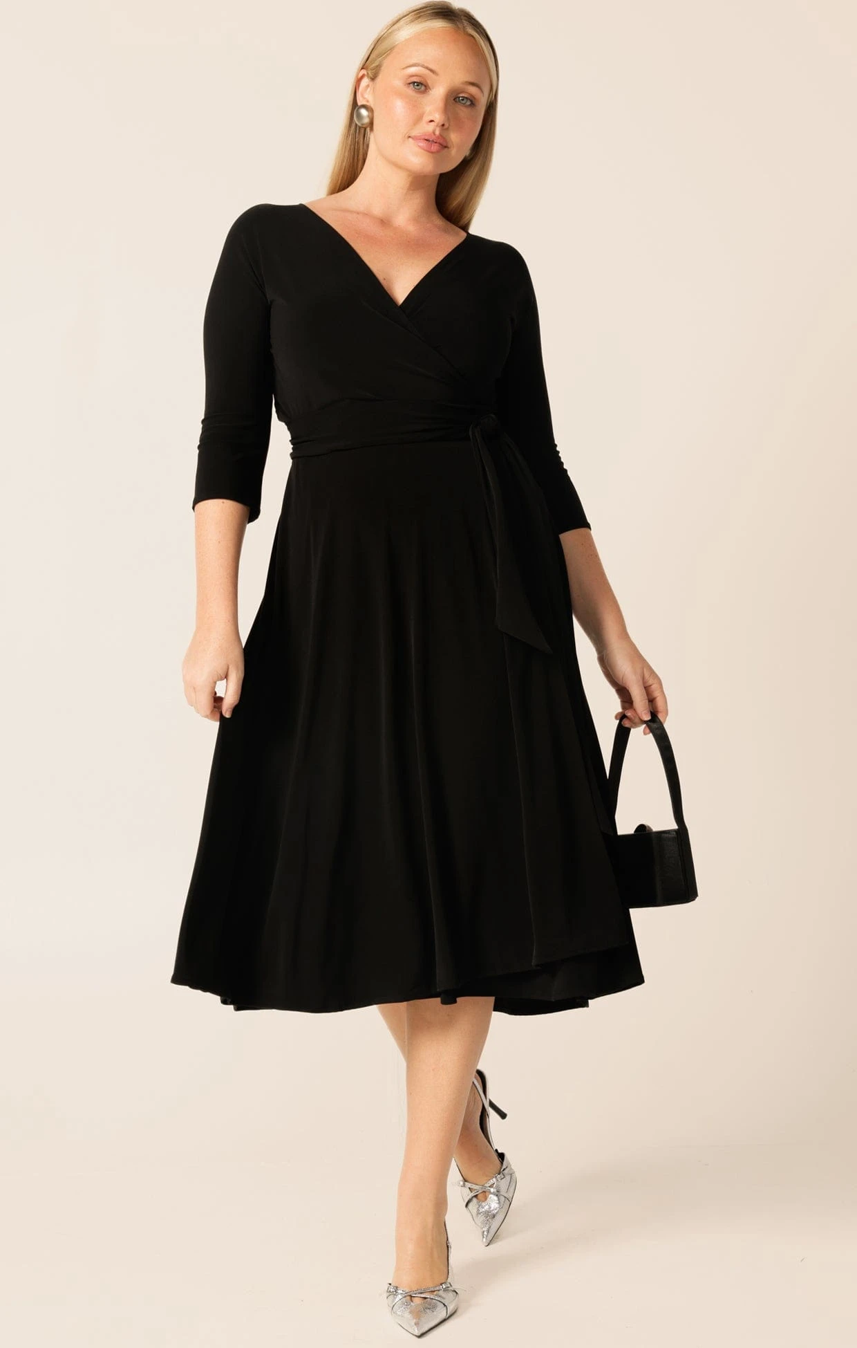 3/4 SLEEVE REVERSE WRAP MIDI DRESS IN BLACK 7 3/4 SLEEVE REVERSE WRAP MIDI DRESS IN BLACK - Image 5