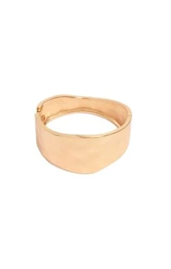 TEXTURED METAL BANGLE IN GOLD