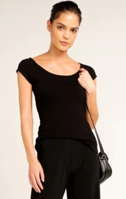 CAP SLEEVE TOP IN BLACK