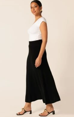 CHEVRON KNIT FLARED SKIRT IN BLACK -Clothing Discounts Shop LR CAPSLEEVETOPINWHITEWITHALINEKNITSKIRTINBLACKCURVE7 TERRILC25