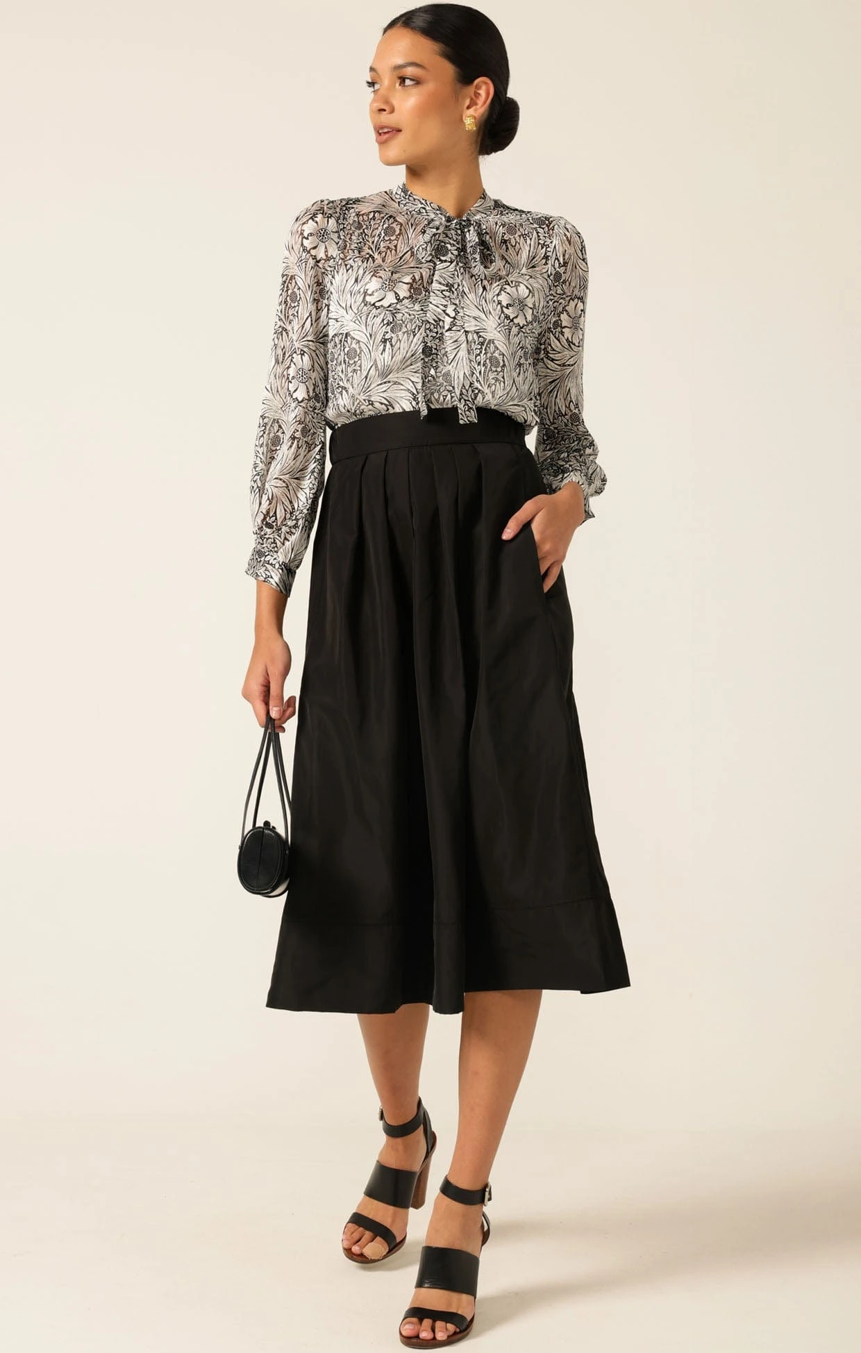 FLORENTINE BLOUSE IN BLACK WHITE FLORAL 4 FLORENTINE BLOUSE IN BLACK WHITE FLORAL - Image 2