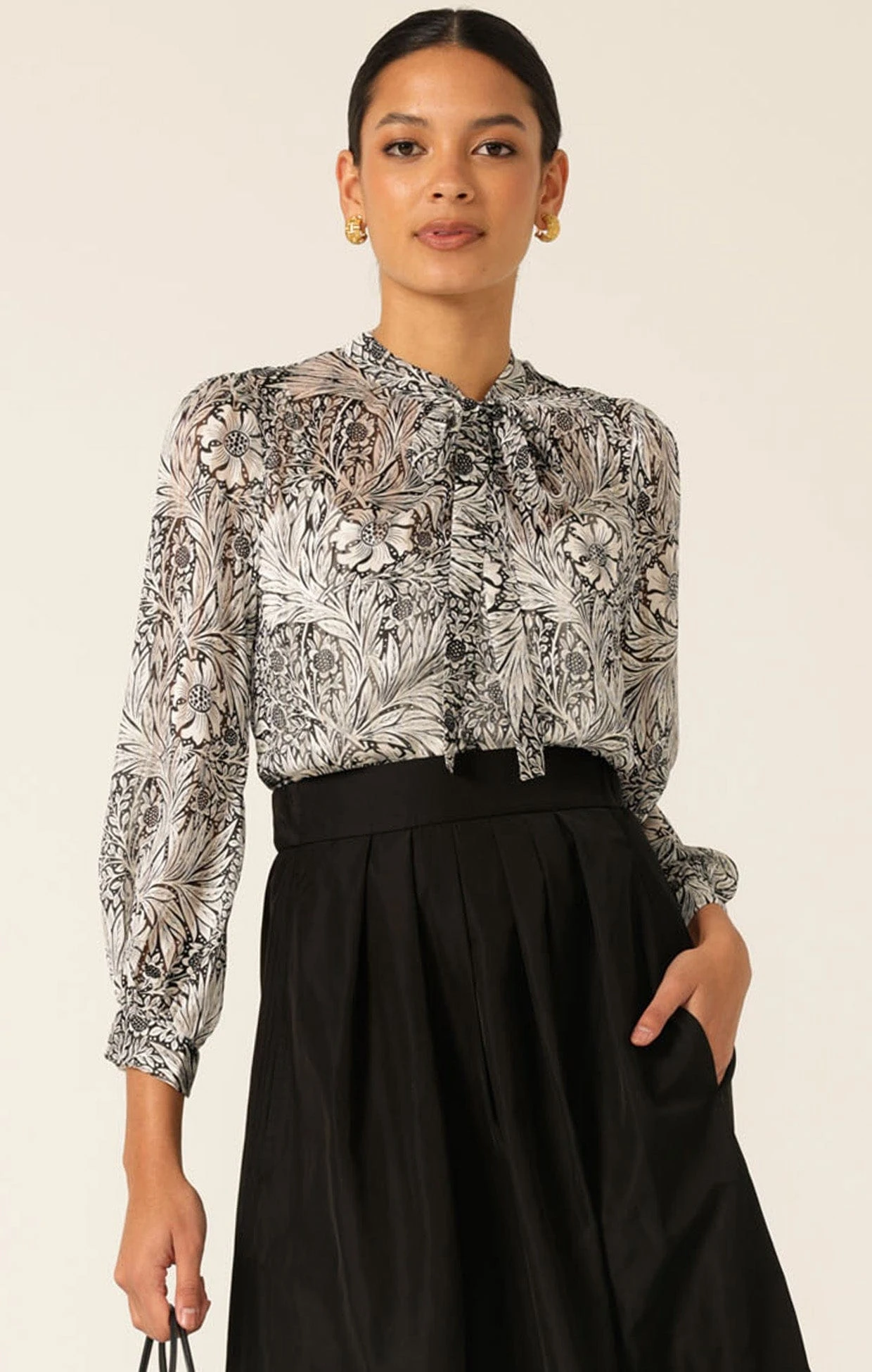 FLORENTINE BLOUSE IN BLACK WHITE FLORAL 6 FLORENTINE BLOUSE IN BLACK WHITE FLORAL - Image 4
