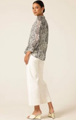 FLORENTINE BLOUSE IN BLACK WHITE FLORAL 10 FLORENTINE BLOUSE IN BLACK WHITE FLORAL -Clothing Discounts Shop LR FLORENTINEBLOUSEINBLACKWHITEFLORALWITHWHITEDENIMJEANS6 ALEXJ25