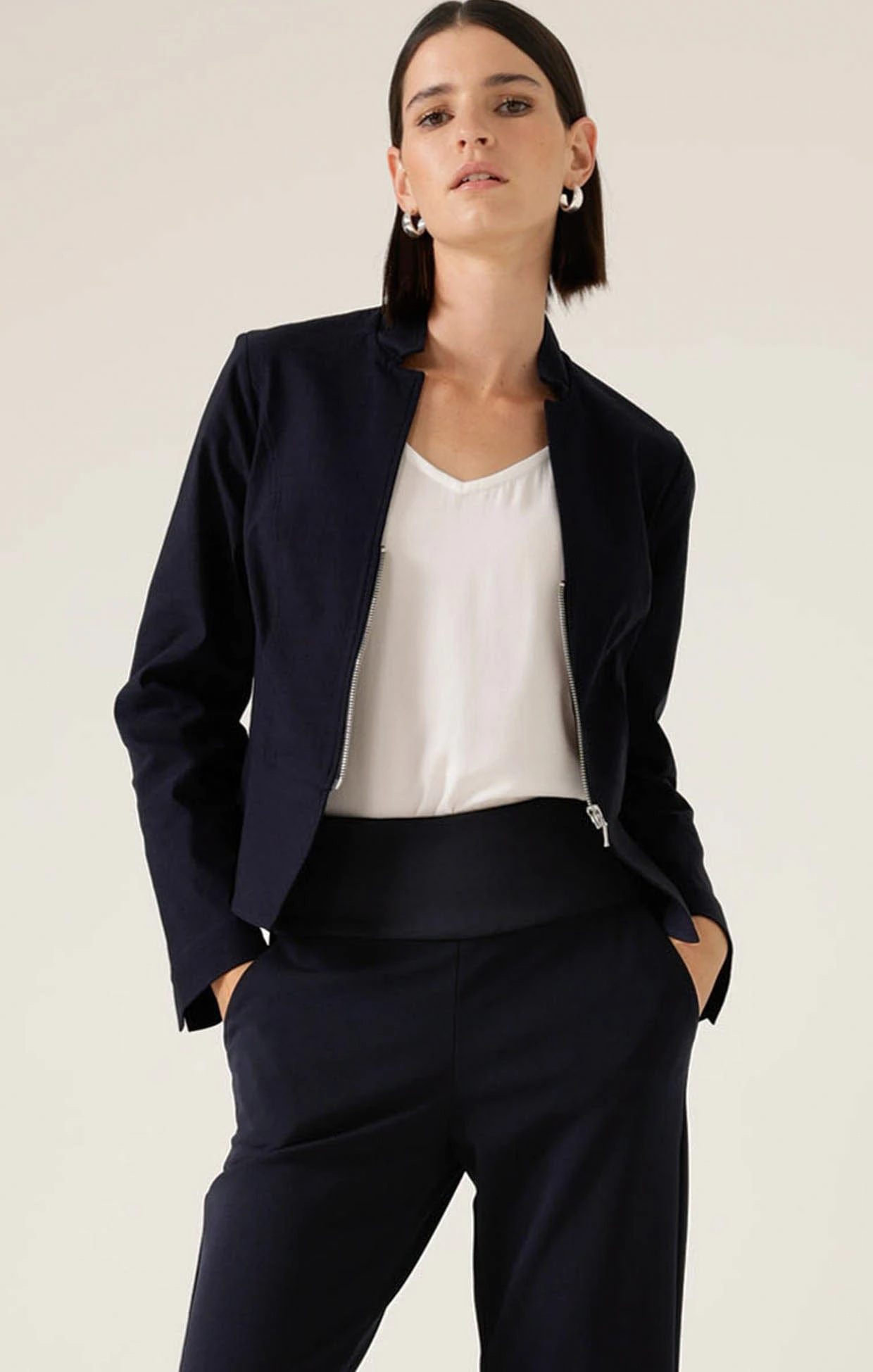 FRONT ZIP PEPLUM JACKET IN NAVY 5 FRONT ZIP PEPLUM JACKET IN NAVY - Image 3