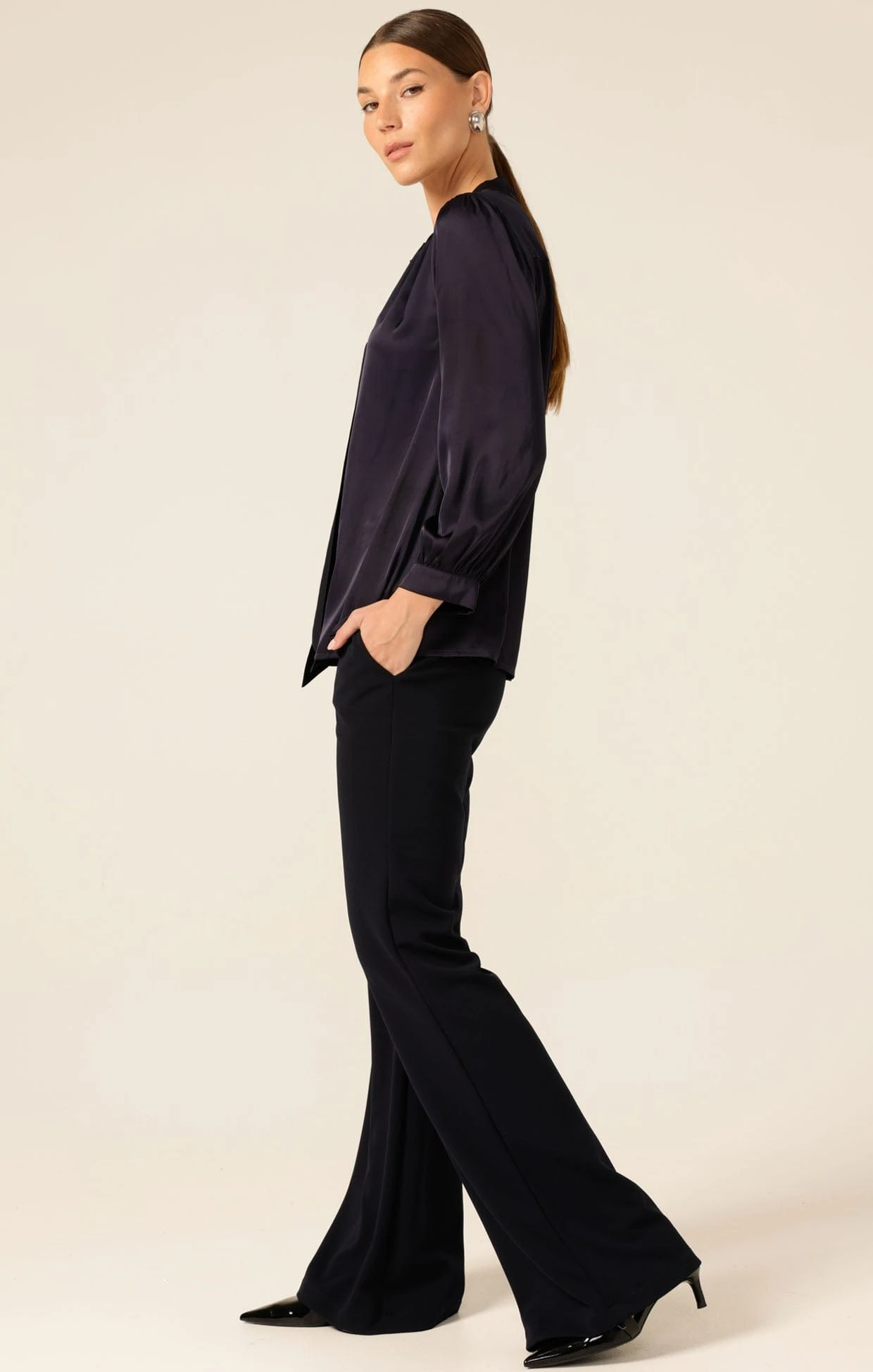 HATCHIE BLOUSE IN NAVY 8 HATCHIE BLOUSE IN NAVY - Image 6