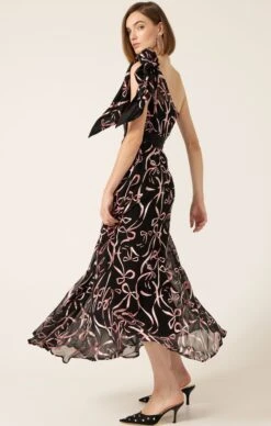 LA MAISON MAXI DRESS -Clothing Discounts Shop LR LAMAISONMAXIDRESSINPINKBLACKBOW68 LILYWSK25 3a4c7ff4 946a 4c4e b5ee fbee694b6cdb