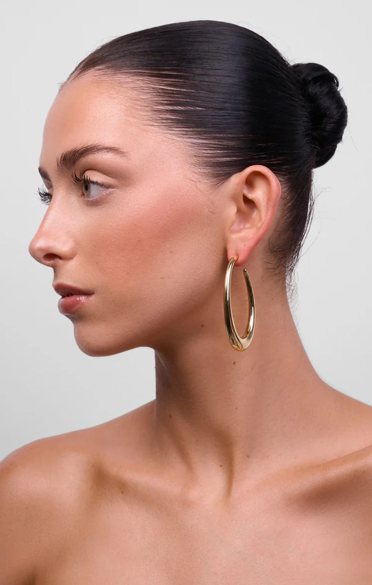 CREW HOOP EARRINGS IN GOLD 4 CREW HOOP EARRINGS IN GOLD - Image 2
