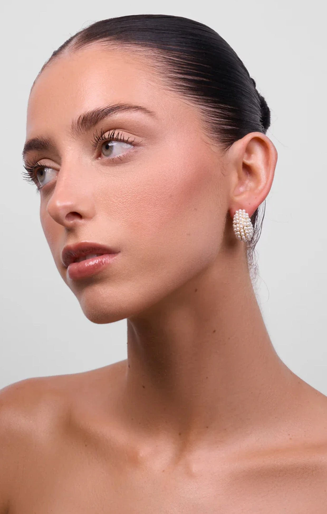 NESSA PEARL EARRINGS IN GOLD 4 NESSA PEARL EARRINGS IN GOLD - Image 2