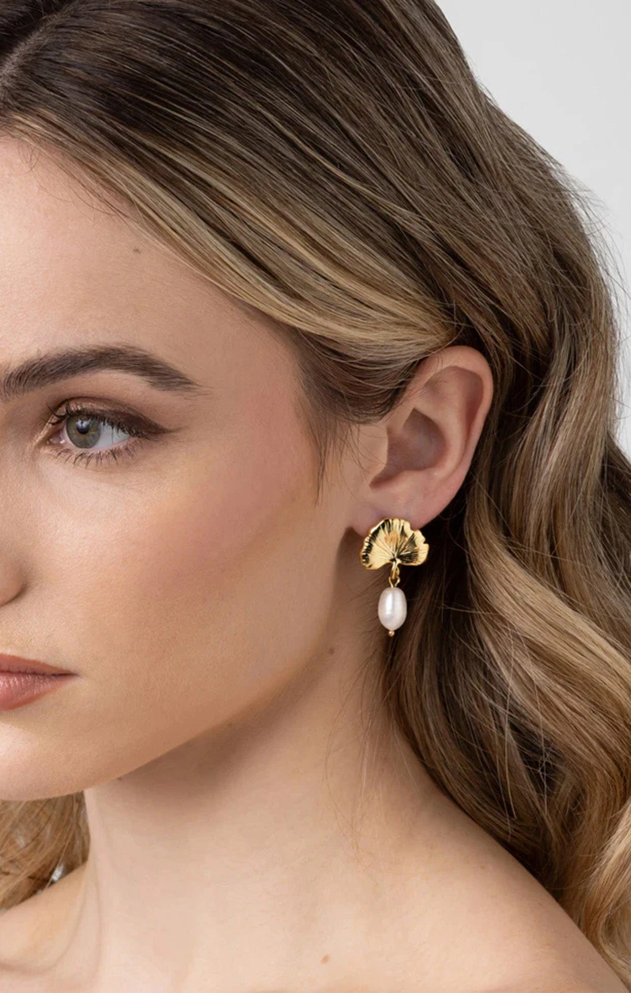 SIERRA PEARL EARRINGS IN GOLD 4 SIERRA PEARL EARRINGS IN GOLD - Image 2