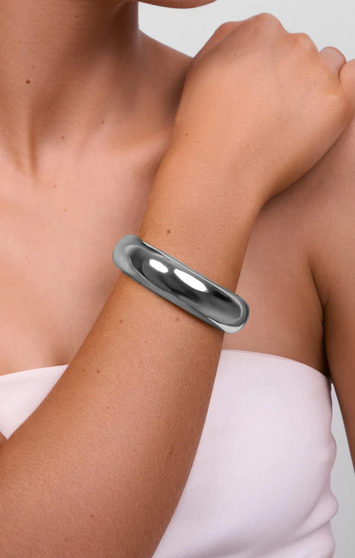 MAGGIE BANGLE IN SILVER 4 MAGGIE BANGLE IN SILVER - Image 2