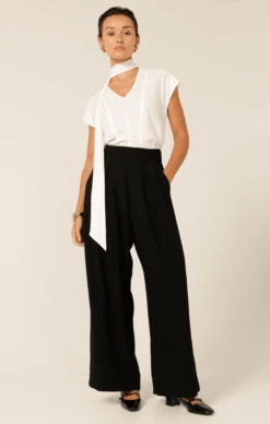 PLEATED TROUSER -Clothing Discounts Shop LR NTBLOUSEINWHITEWITHPLEATEDTROUSERINBLACK261 MIASKW25
