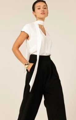 PLEATED TROUSER -Clothing Discounts Shop LR NTBLOUSEINWHITEWITHPLEATEDTROUSERINBLACK401 MIASKW25