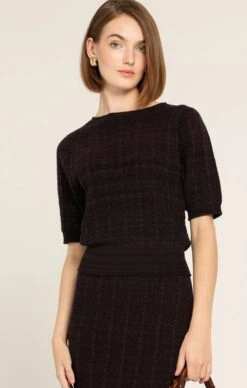 SHORT SLEEVE CHEVRON KNIT TOP IN SANGRIA BLACK