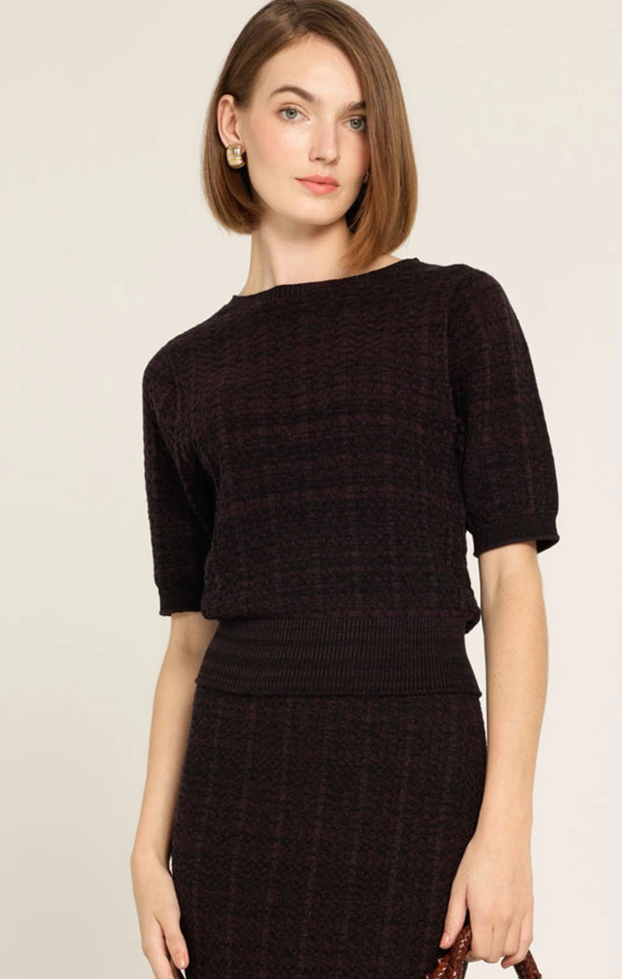 SHORT SLEEVE CHEVRON KNIT TOP IN SANGRIA BLACK 3 SHORT SLEEVE CHEVRON KNIT TOP IN SANGRIA BLACK