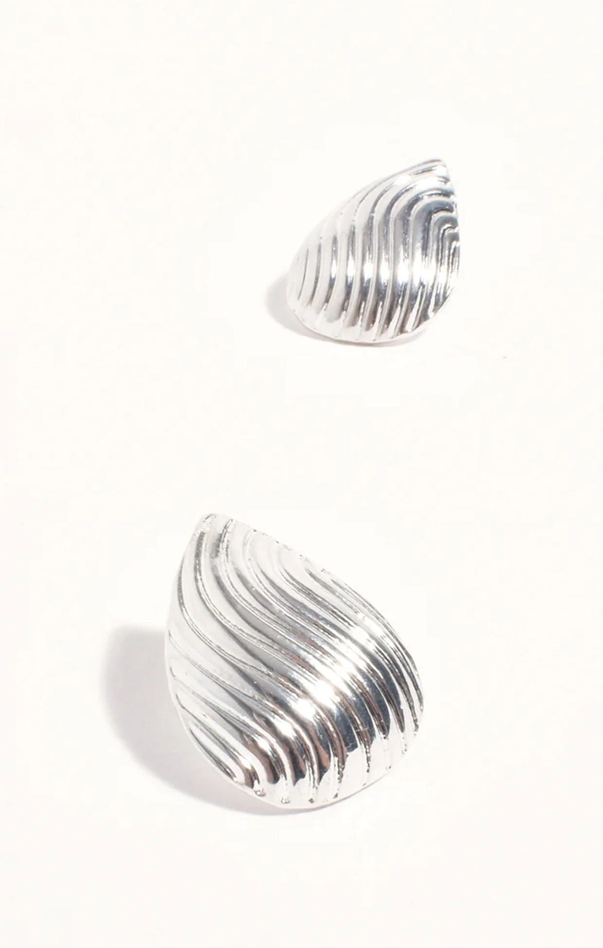 LINED TEARDROP EARRING IN SILVER 5 LINED TEARDROP EARRING IN SILVER - Image 3