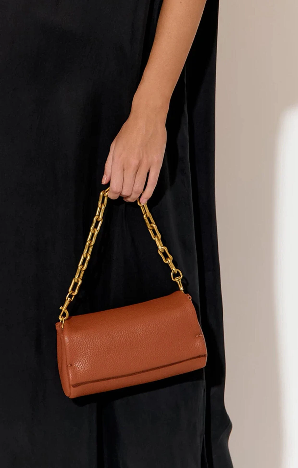 MINNIE CHAIN HANDBAG IN TAN 4 MINNIE CHAIN HANDBAG IN TAN - Image 2